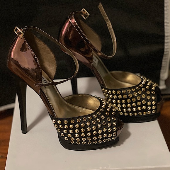 Steve Madden Shoes - Steve Madden black studded heels with bronze back. Size 7